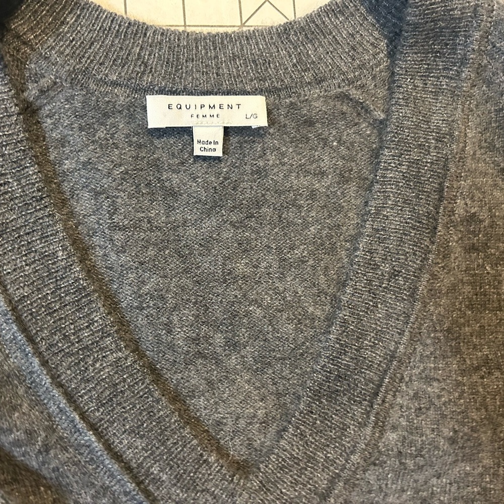 100% Cashmere NWT EQUIPMENT Femme Grey V-Neck Sweater